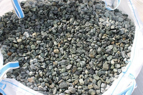 Kamenclub.ru: Щебень крошка зеленый (змеевик) фр. 20-40 мм.  купить в Пензе мрамор зеленый, салатовый ландшафтная мраморная крошка 8500 руб/т   фото КАМЕНЬ КЛУБ