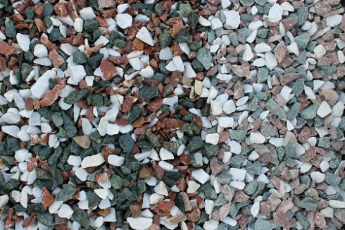 Kamenclub.ru: Мраморная крошка (щебень крошка микс: белый-зеленый-розовый) фр. 10-20 мм.  купить в Пензе мрамор белый, зеленый, розовый декоративный ландшафтный колотый щебень 12000 руб/т   фото КАМЕНЬ КЛУБ