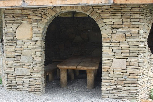 Kamenclub.ru: Песчаник для строительства и кладки блочный (фр 100-200 мм)  купить в Пензе песчаник бежевый серый рыжий валун мелкий для строительства песчаник 6500 руб/т   фото КАМЕНЬ КЛУБ