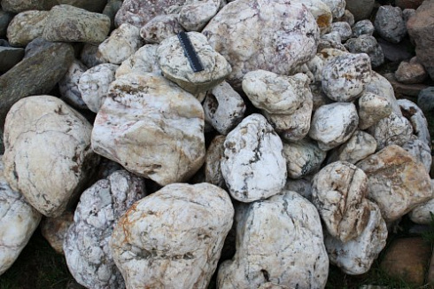 Kamenclub.ru: Кварцевый валунчик фр.100-300 мм.  купить в Пензе кварц белый, бежевый молочный рыжий крупный природный камень галечник 7850 руб/т   фото КАМЕНЬ КЛУБ