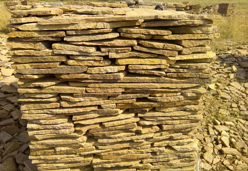 Kamenclub.ru: Песчаник пластушка желтый с разводом под дерево (2 см)  купить в Пензе плитняк желтый с разводами, желтый, рыжий, серый песчаник пластушка рваная ландшафтная 11 000 руб/м3   фото КАМЕНЬ КЛУБ