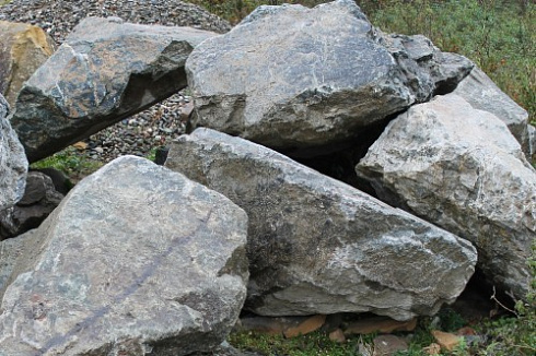 Kamenclub.ru: Змеевик скальник фр. 500-1500 мм.  купить в Пензе змеевик зеленый серый черный глыба скальная колотая 7500 руб/т   фото КАМЕНЬ КЛУБ