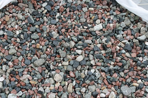 Kamenclub.ru: Мраморная крошка (щебень галтованный микс:: серый-зеленый-розовый) фр.10-20 мм.  купить в Пензе мрамор серый, зеленый, розовый щебень окатанный округлый декоративный ландшафтный 15500 руб/т   фото КАМЕНЬ КЛУБ