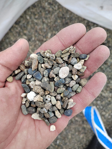 Kamenclub.ru: Галька речная окат (серая) фр.5-10 мм купить  в Пензе галька речная серая, серый, темно-серый, светло-серый, коричневый речная окатанная галька декоративная ландшатфная 5000 руб/т   фото КАМЕНЬ КЛУБ