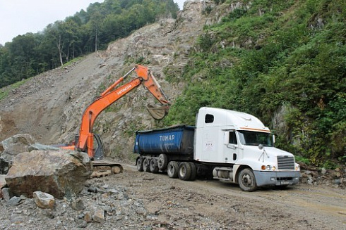 Kamenclub.ru: Гранит скальник (серо-зеленый) фр. 500-1500 мм.  купить в Пензе гранит мрамор  серый зеленый темно-серый глыба скальная колотая ландшафтная 7 500 руб/т   фото КАМЕНЬ КЛУБ
