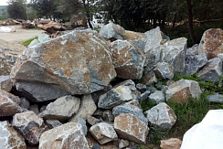 Kamenclub.ru: Гранит скальник (серо-зеленый) фр. 500-1500 мм.  купить в Пензе гранит мрамор  серый зеленый темно-серый глыба скальная колотая ландшафтная 7 500 руб/т   фото КАМЕНЬ КЛУБ