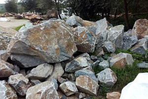 Kamenclub.ru: Гранит скальник (серо-зеленый) фр. 500-1500 мм.  купить в Пензе гранит мрамор  серый зеленый темно-серый глыба скальная колотая ландшафтная 7 500 руб/т   фото КАМЕНЬ КЛУБ