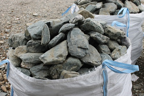 Kamenclub.ru: Гранит скальник (серо-зеленый) фр. 100-500 мм.  купить в Пензе гранит зеленый, серый, салатовый крупный ландшафтный валун 6 000 руб/т   фото КАМЕНЬ КЛУБ