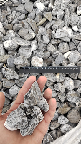 Kamenclub.ru: Щебень галтованный черный (мрамор) фр.40-70 мм.  купить в Пензе мрамор черный с белыми прожилками, черный, белый щебень галтованный округлый 13500 руб/т   фото КАМЕНЬ КЛУБ