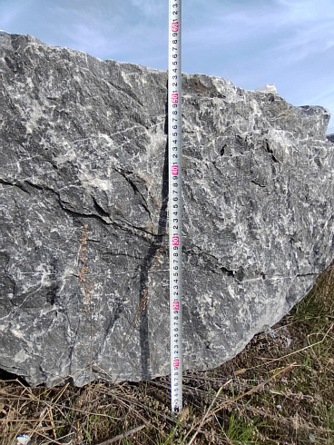 Kamenclub.ru: Черный мрамор скальник фр. 1000-1500 мм.  купить в Пензе мрамор черный белый серый крупный колотый валун ландшафтный 9000 руб/т   фото КАМЕНЬ КЛУБ