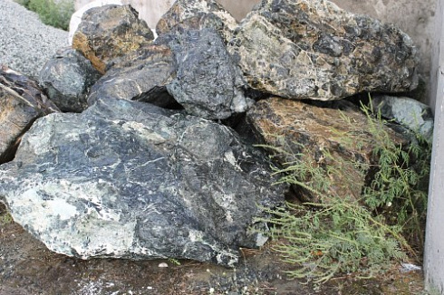 Kamenclub.ru: Змеевик скальник фр. 500-1500 мм.  купить в Пензе змеевик зеленый серый черный глыба скальная колотая 7500 руб/т   фото КАМЕНЬ КЛУБ