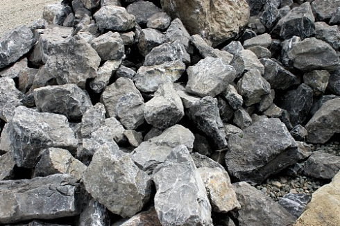 Kamenclub.ru: Черный мрамор скальник фр. 1000-1500 мм.  купить в Пензе мрамор черный белый серый крупный колотый валун ландшафтный 9000 руб/т   фото КАМЕНЬ КЛУБ