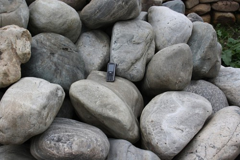 Kamenclub.ru: Речной валун Кабанчик фр.300-500 мм.  купить в Пензе крупный природный камень галька серый, темно-серый речной валун галечник масштабный 7000 руб/т   фото КАМЕНЬ КЛУБ