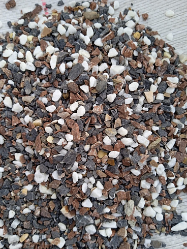 Kamenclub.ru: Мраморная крошка (щебень крошка микс : белый-черный-розовый) фр. 5-10 мм.  купить в Пензе мрамор белый, черный, розовый, разноцветный микс декоративная мраморная каменная крошка 12000 руб/т   фото КАМЕНЬ КЛУБ