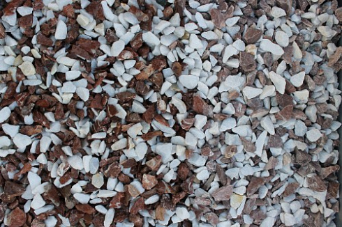 Kamenclub.ru: Мраморная крошка (щебень крошка микс: белый-розовый) фр. 10-20 мм.  купить в Пензе мрамор белый, розовый каменный декоративный ландшафтный щебень 12000 руб/т   фото КАМЕНЬ КЛУБ