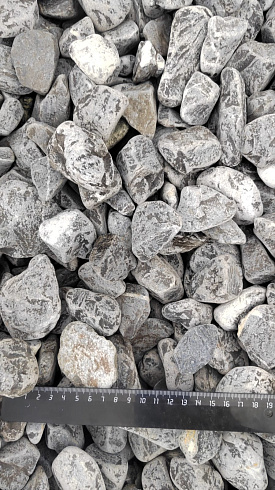 Kamenclub.ru: Щебень галтованный черный (мрамор) фр.40-70 мм.  купить в Пензе мрамор черный с белыми прожилками, черный, белый щебень галтованный округлый 13500 руб/т   фото КАМЕНЬ КЛУБ